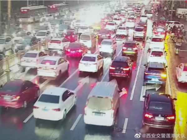 早高峰狂飙！有人坐一趟地铁心率升到134……刚刚通知：紧急限流！