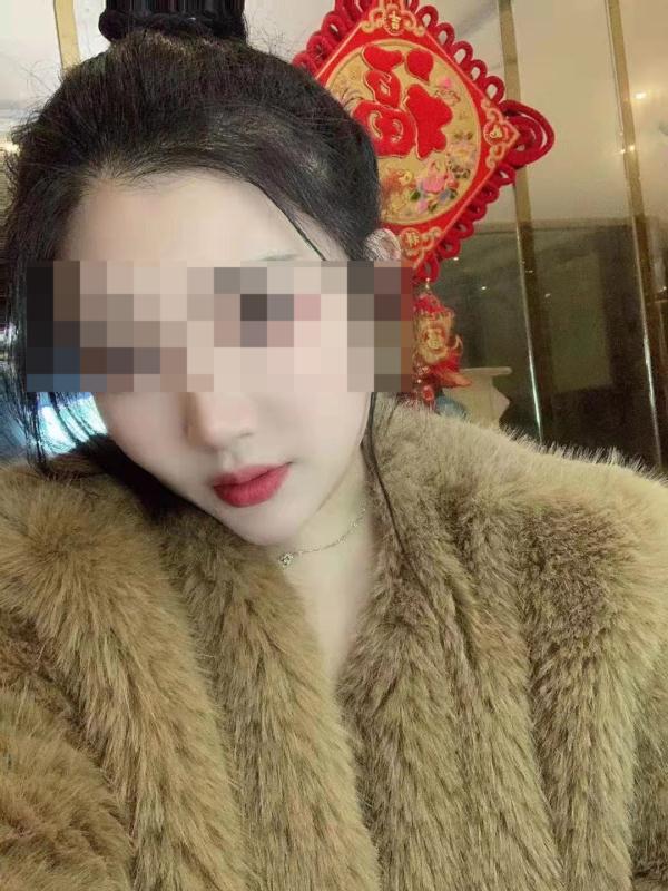 气愤！海宁一小伙撒娇卖萌的女友竟然是“抠脚大汉”……