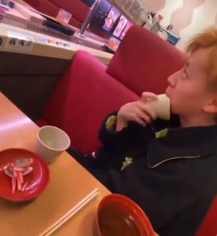 少年寿司店舔杯子事件持续发酵!“寿司恐怖主义”让日料陷信任危机 少年寿司店舔杯子事件持续发酵!“寿司恐怖主义”让日料陷信任危机