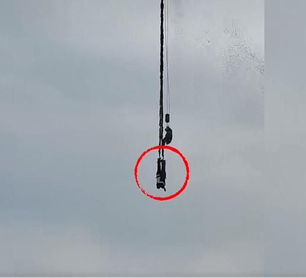 一男一女倒挂半空,网友:不能理解…… 一男一女倒挂半空,网友:不能理解……