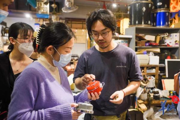 交换回忆的年轻“拾荒者”