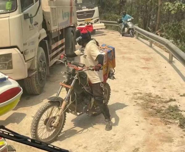 重庆山火救援“蝴蝶结”女骑手,结婚了! 重庆山火救援“蝴蝶结”女骑手,结婚了!