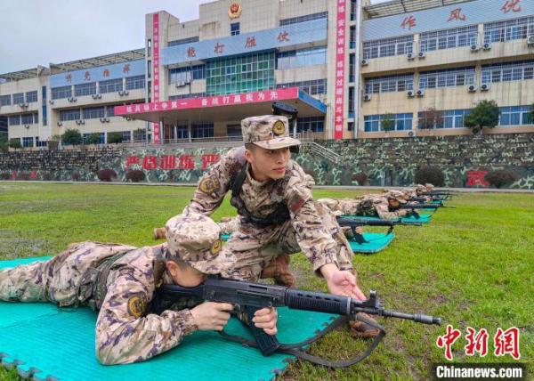 新春新“兔”破 武警“00后”新兵训练场上不一般