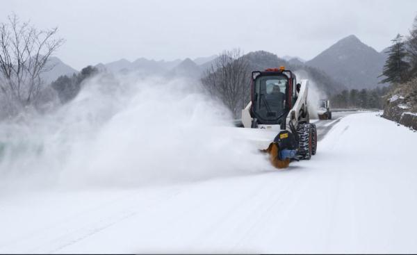 重庆巫溪：红池坝迎立春后首场降雪