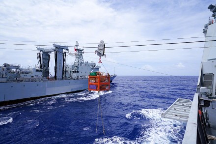 看现场！直击舰艇编队综合补给