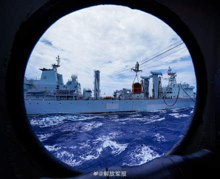 看现场！直击舰艇编队综合补给