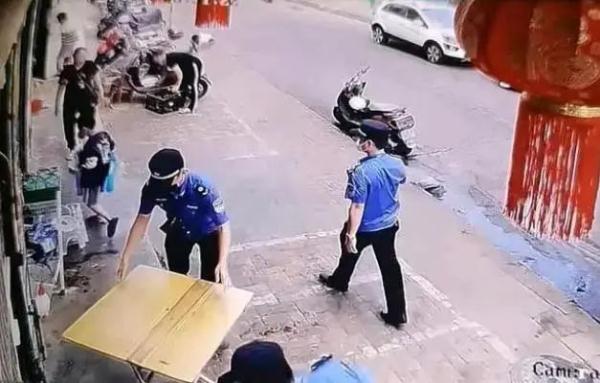 城管没收男孩作业桌，官方：已责令道歉