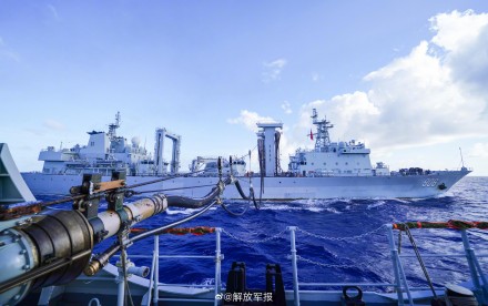 看现场！直击舰艇编队综合补给