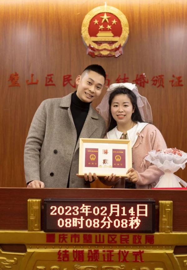 重庆“蝴蝶结”女骑士今天领证了，新郎是山火中的战友