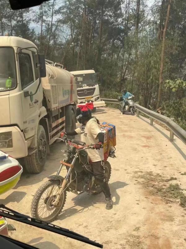 重庆“蝴蝶结”女骑士今天领证了，新郎是山火中的战友