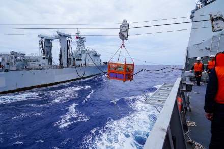 看现场！直击舰艇编队综合补给