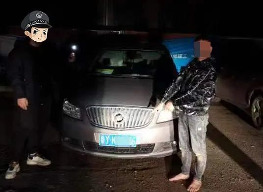 猖狂！这伙人竟假扮警察拦路抢劫