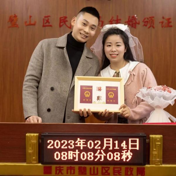 重庆山火救援“蝴蝶结”女骑手,结婚了! 重庆山火救援“蝴蝶结”女骑手,结婚了!