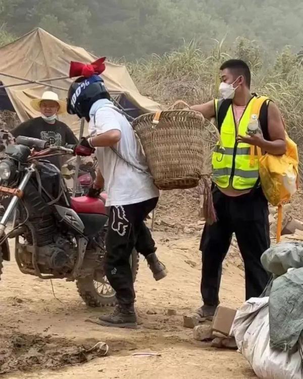 重庆山火救援“蝴蝶结”女骑手,结婚了! 重庆山火救援“蝴蝶结”女骑手,结婚了!