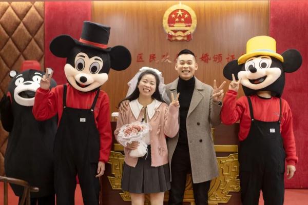 重庆“蝴蝶结”女骑士今天领证了，新郎是山火中的战友