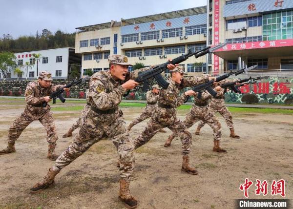 新春新“兔”破 武警“00后”新兵训练场上不一般