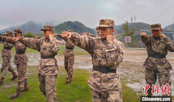 新春新“兔”破 武警“00后”新兵训练场上不一般