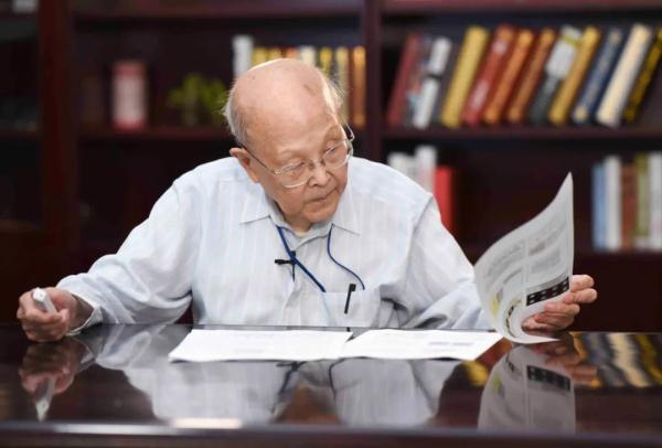 95岁仍开直播授课,在清华教书时间最长的先生走了 95岁仍开直播授课,在清华教书时间最长的先生走了