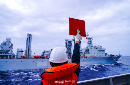 看现场！直击舰艇编队综合补给