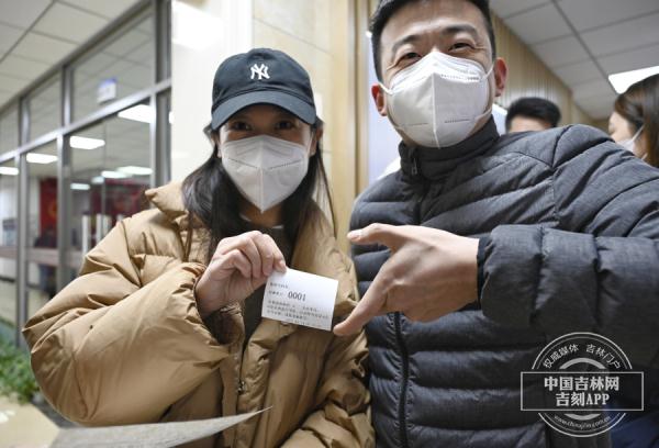 吉镜头丨2月14日长春市婚姻登记火热 第一对新人前一天晚9点就来排队 吉镜头丨2月14日长春市婚姻登记火热 第一对新人前一天晚9点就来排队