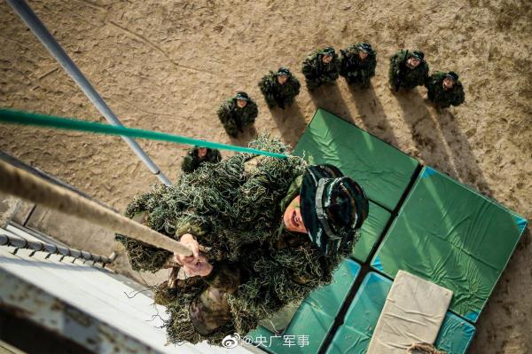 百步穿杨!近距离看武警狙击手训练 百步穿杨!近距离看武警狙击手训练