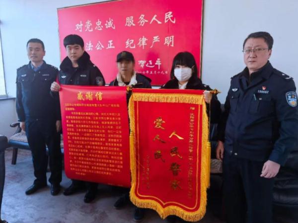 “大姨，放心啊，我在这呢！”寒冷的街头沈阳女辅警救助摔倒老人