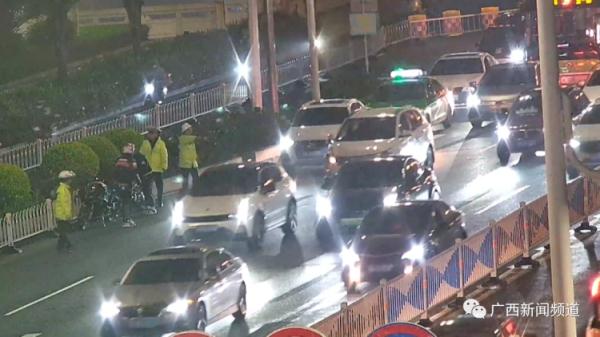 南宁一道路上演“狂飙”？两辆摩托车穿梭于车流中上演“追逐戏”