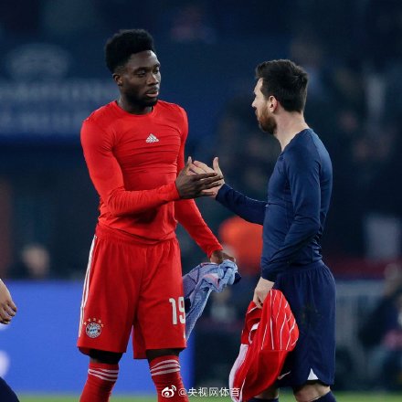 阿方索终于得到梅西球衣了 阿方索终于得到梅西球衣了