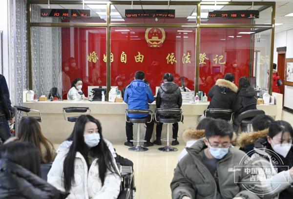 吉镜头丨2月14日长春市婚姻登记火热 第一对新人前一天晚9点就来排队 吉镜头丨2月14日长春市婚姻登记火热 第一对新人前一天晚9点就来排队
