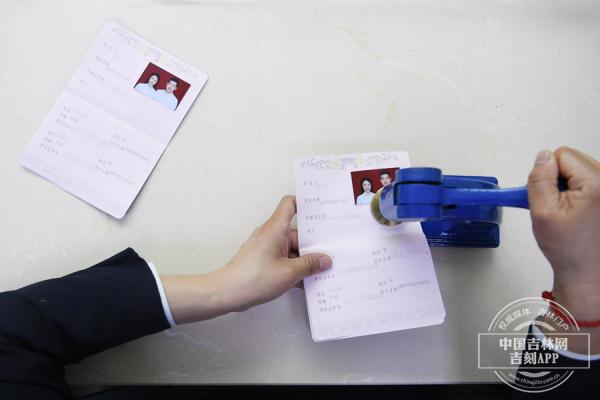 吉镜头丨2月14日长春市婚姻登记火热 第一对新人前一天晚9点就来排队 吉镜头丨2月14日长春市婚姻登记火热 第一对新人前一天晚9点就来排队