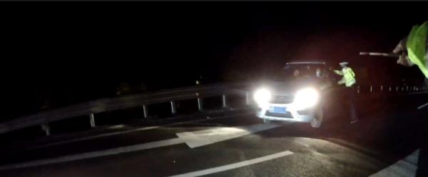 男子在高速上逆行20公里！还说：教练教过不能掉头