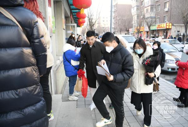 吉镜头丨2月14日长春市婚姻登记火热 第一对新人前一天晚9点就来排队 吉镜头丨2月14日长春市婚姻登记火热 第一对新人前一天晚9点就来排队