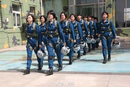 比翼齐飞!轰6K机长与空军女飞行员结婚了 比翼齐飞!轰6K机长与空军女飞行员结婚了