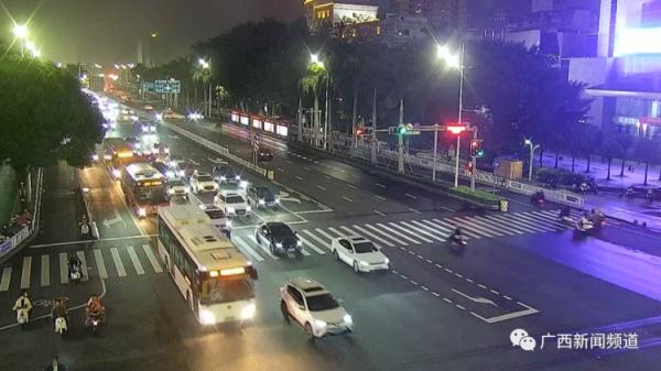 南宁一道路上演“狂飙”？两辆摩托车穿梭于车流中上演“追逐戏”