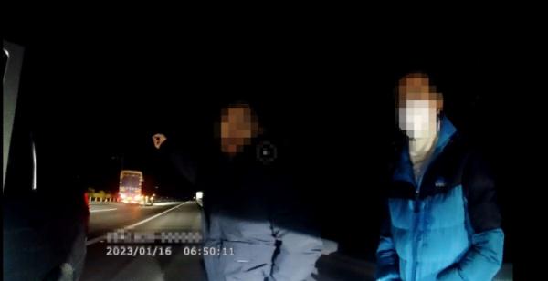 男子在高速上逆行20公里！还说：教练教过不能掉头
