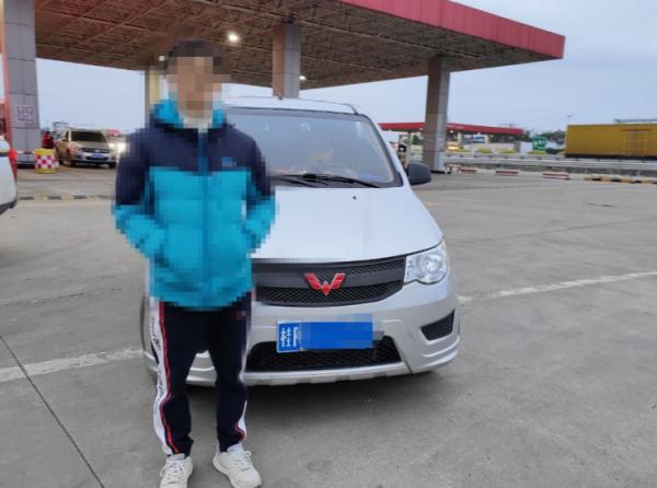 男子在高速上逆行20公里！还说：教练教过不能掉头