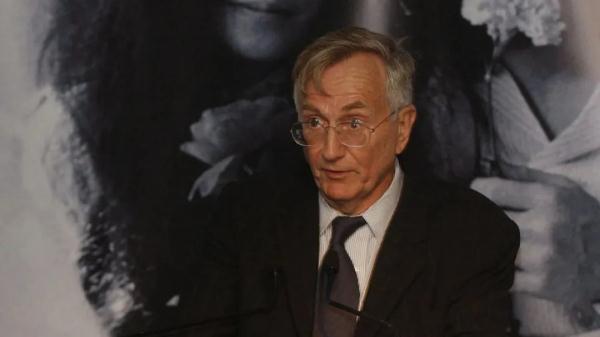 “这无疑展示了白宫的愚蠢程度……” “这无疑展示了白宫的愚蠢程度……”