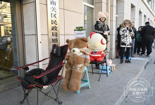 吉镜头丨2月14日长春市婚姻登记火热 第一对新人前一天晚9点就来排队 吉镜头丨2月14日长春市婚姻登记火热 第一对新人前一天晚9点就来排队