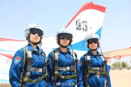 比翼齐飞!轰6K机长与空军女飞行员结婚了 比翼齐飞!轰6K机长与空军女飞行员结婚了
