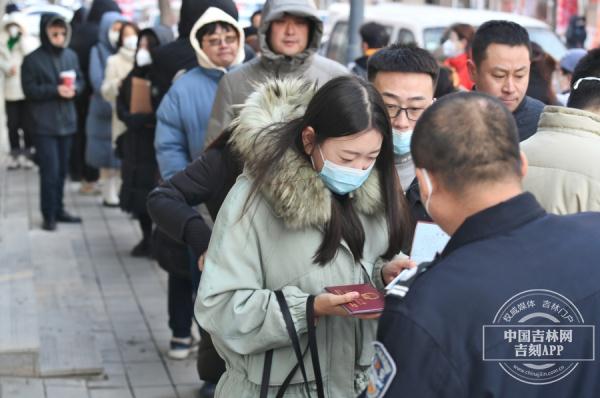 吉镜头丨2月14日长春市婚姻登记火热 第一对新人前一天晚9点就来排队 吉镜头丨2月14日长春市婚姻登记火热 第一对新人前一天晚9点就来排队