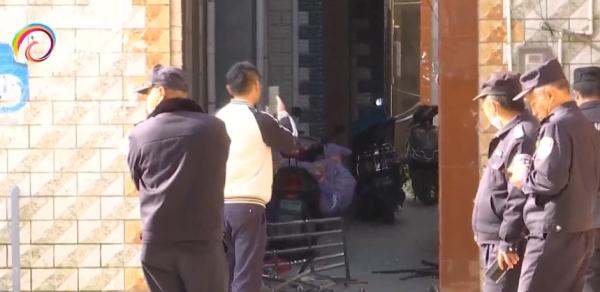“砰”的一声!液化气泄漏引发燃爆,屋内3人受伤…… “砰”的一声!液化气泄漏引发燃爆,屋内3人受伤……