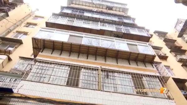 吓人!昆明街头一把菜刀从天而降,差点砸到放学途中的孩子! 吓人!昆明街头一把菜刀从天而降,差点砸到放学途中的孩子!