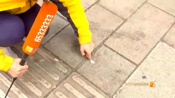 吓人!昆明街头一把菜刀从天而降,差点砸到放学途中的孩子! 吓人!昆明街头一把菜刀从天而降,差点砸到放学途中的孩子!