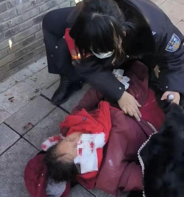 “大姨，放心啊，我在这呢！”寒冷的街头沈阳女辅警救助摔倒老人