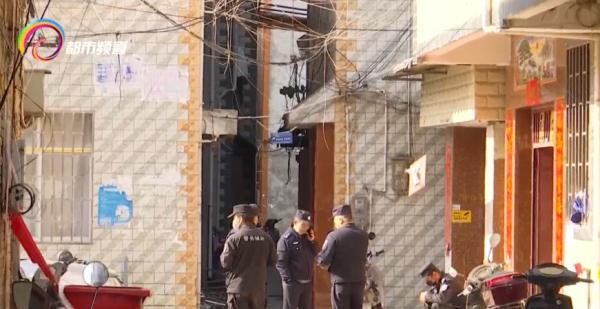 “砰”的一声!液化气泄漏引发燃爆,屋内3人受伤…… “砰”的一声!液化气泄漏引发燃爆,屋内3人受伤……