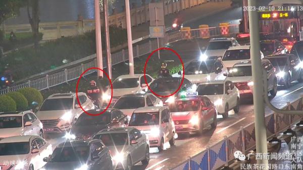 南宁一道路上演“狂飙”？两辆摩托车穿梭于车流中上演“追逐戏”