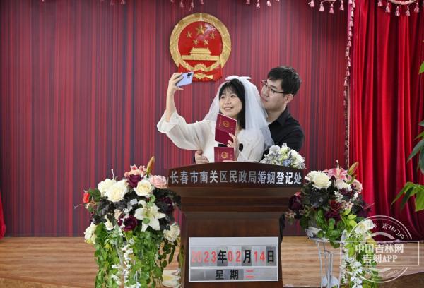 吉镜头丨2月14日长春市婚姻登记火热 第一对新人前一天晚9点就来排队 吉镜头丨2月14日长春市婚姻登记火热 第一对新人前一天晚9点就来排队