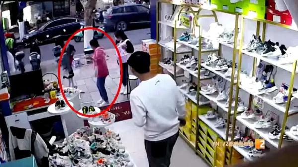 吓人!昆明街头一把菜刀从天而降,差点砸到放学途中的孩子! 吓人!昆明街头一把菜刀从天而降,差点砸到放学途中的孩子!