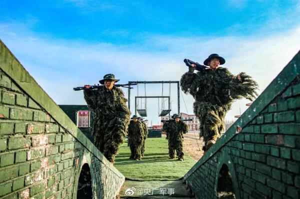 百步穿杨!近距离看武警狙击手训练 百步穿杨!近距离看武警狙击手训练