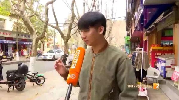 吓人!昆明街头一把菜刀从天而降,差点砸到放学途中的孩子! 吓人!昆明街头一把菜刀从天而降,差点砸到放学途中的孩子!